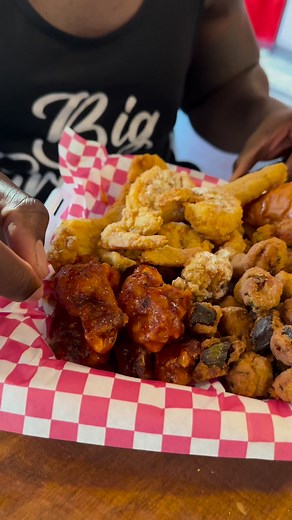 109K views · 1.7K reactions | Chicken so good had me crunk @rozaysattheboxyard •••#chickenwings #dance #energy #hype #foodie | Biggroove | Facebook