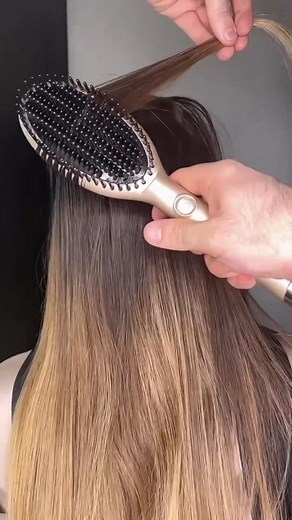 585K views · 731 reactions | #ghdglide es el cepillo que alisa el cabello de una sola pasada… ¡y no solo eso! ‍♀️ También elimina el encrespamiento gracias a su tecnología cerámica con ionizador  ¡Y además puede hacer ondas muy suaves como en este tutorial! @iamgiannonedavide ghd.tm/glide-grand-luxe | ghd | Facebook