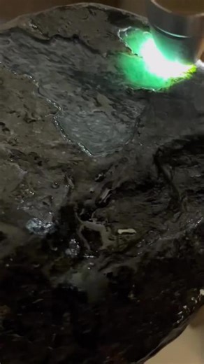 Buying gambling stone to find green jade #jadeite #jade #jadestonecuttingjackpot #jadestonecutting #jadestonefound #jadecuttingsuccessful