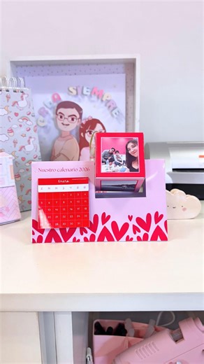 ¿Querés hacer calendarios super originales? ⚡¡Este curso es para vos! 🌈En este curso vas a aprender a realizar desde 0 y paso a paso 8 tipos de calendarios creativos en canva✨ ⚡Vas a aprender ✅ Las herramientas y funciones de CANVA PARA PC GRATIS para diseñar ✅Diseñar paso a paso 8 tipos de calendarios ✅A crear desde 0 tus propios calendarios ❌ NO son calendarios imprimibles, no hay archivos de calendarios listos para imprimir ❌ ✅Los materiales y herramientas necesarias para el armado. ✅ Armado