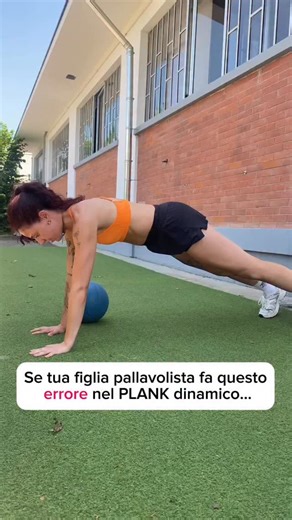 La Marti | preparatore atletico 🏐 on Instagram: "⚠️ Se durante il plank il bacino di tua figlia pallavolista si sposta da una parte all’altra, non è solo un errore di esecuzione. Il plank dovrebbe allenare stabilità, controllo e forza del core, ma quando il bacino oscilla il corpo compensa e i muscoli giusti non lavorano come dovrebbero. 👧🏐 Questo errore è molto comune nelle giovani pallavoliste, sia nel plank statico che nelle sue varianti, ed è spesso legato a una mancanza di controllo, non