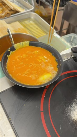 ふわとろ超極厚オムレツサンド🥚 ◆鎌倉ハムとゴーダチーズのオムレツサンド (¥1,668) 卵を5つ使った贅沢な巨大オムレツサンド！ カリッと焼かれたパンにふわふわとろとろの半熟オムレツ、ハムとチーズも合わさり最高の組み合わせ！！ 逗子に行ったら絶対食べておきたい！ ≪店舗詳細≫ 【店舗名】サンダウナー トーキョー オムレツ 【住所】神奈川県逗子市逗子6-5-1 藤和５番館W＆G 2F 【営業時間】11:00〜15:00 【定休日】月曜・金曜 【予算】¥1,000〜¥2,000 #東京グルメ #神奈川グルメ #オムレツサンド ==================================== Fluffy, melty, extra-thick omelet sandwich 🥚 ◆ Kamakura Ham & Gouda Cheese Omelet Sandwich (¥1,668) A luxurious giant omelet sandwich made with five eggs! Crispy toasted bread filled with a soft,