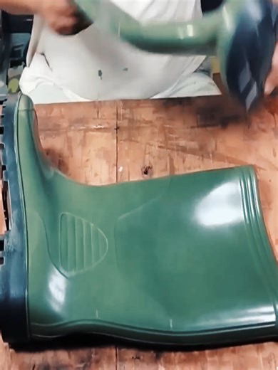 Transformando botas de lluvia en dos pares de pantuflas#fabricación #creatividad #exploración #creativity #limpieza