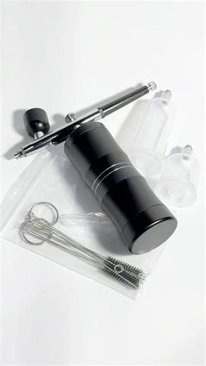 UPDATE – Still getting settled in São Paulo, and I don’t have a permanent workbench yet. As I get ready to jump back into scale modeling, I picked up this budget airbrush that comes with its own small compressor. The idea is to use it as a temporary setup so I can keep airbrushing my models. This video is just a quick Open Box. In the next one, I’ll put it to the test with some paint and see how it performs. | Auttorama Scale Models