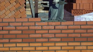 Le Travailleur Construit Un Mur Des Briques Le Constructeur Sur Un Bâtiment Fait La Maçonnerie Le Constructeur Au Chantier De Con Clips Vidéos - Vidéo du pose, ciment: 108199699