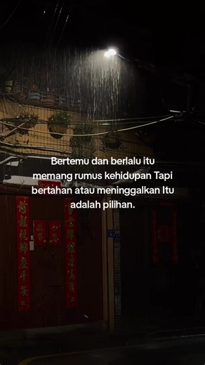 𝙘𝙖𝙧𝙖 𝙢𝙚𝙢𝙗𝙪𝙖𝙩 𝙢𝙖𝙧𝙩𝙖𝙗𝙖𝙠 𝙩𝙚𝙡𝙪𝙧! Berikut adalah salah satu cara membuat martabak telur yang praktis menggunakan kulit lumpia siap pakai: Bahan-bahan: - 10 lembar kulit lumpia siap pakai - 4 butir telur bebek atau 5 butir telur ayam - 4 batang daun bawang, iris halus - 1 sdm bawang bombay cincang halus (opsional) - 1 sdm kaldu ayam bubuk - 1/2 sdt merica bubuk - 1 sdt garam - Minyak goreng secukupnya - Cabai rawit (untuk pelengkap) Cara Membuat: 1. Siapkan Isian: Pecahkan telu