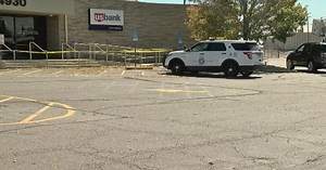2 armed men rob Denver bank