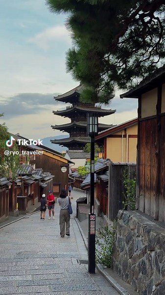 朝4時に起きて見に行った八坂の塔が絶景すぎた ⠀ #八坂の塔 #京都