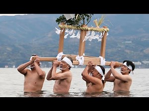 ＜動画deしずおか＋＞「神男」海中で威勢良く 沼津・みそぎ祭り【静岡新聞／アットエス】