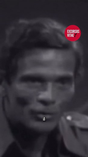 Pier Paolo Pasolini fu ucciso nella notte tra l’1 e il 2 novembre 1975, all’idroscalo di Ostia. La sua morte drammatica è uno dei grandi misteri d’Italia, ancora oggi avvolta da ombre e contraddizioni. Ufficialmente, il giovane Pino Pelosi fu riconosciuto colpevole dell’omicidio, ma nel corso degli anni sono emerse numerose ipotesi alternative che fanno pensare a un delitto di gruppo o a un agguato premeditato. Pasolini, intellettuale scomodo, nelle settimane precedenti alla sua morte stava lavo