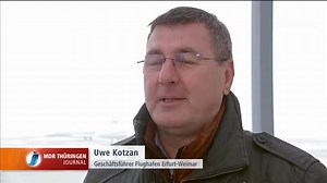 Das Eröffnungsspiel für die neue Multifunktionsarena Erfurt ist geplatzt, die Enttäuschung war groß. Das Flugzeug von Borussia Dortmund konnte nicht landen - wegen Nebel. Doch wie kann das trotz modernster Technik sein? Wir haben beim Geschäftsführer des Flughafen Erfurt-Weimar nachgefragt. | MDR Thüringen
