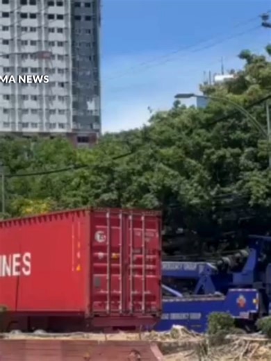 Nagdulot ng pagbigat sa daloy ng trapiko sa Quirino Avenue ang isang trailer truck na humarang sa daanan matapos itong tumama sa steel post ngayong Linggo, May 3. Kinailangang ayusin ang nasirang bahagi sa pamamagitan ng welding, kaya nagpatupad ng counterflow sa lugar habang isinasagawa ang pagkukumpuni. Nasa lugar na rin ang mga kinatawan ng Light Rail Transit Authority upang suriin ang pinsala sa poste. | via Jamie Santos/GMA News #GMANews