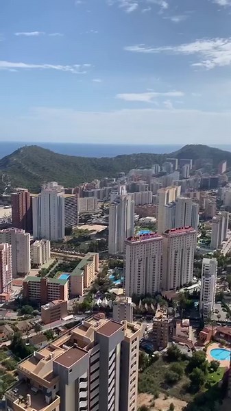 ¡Vive #Benidorm desde las alturas! 🤩 En la planta 43 del #granhotelbali, nuestro MIRADOR te espera con vistas 360: Mediterráneo 🌊, montañas ⛰️ y la maravillosa ciudad ❤️ ¿Se puede pedir más? 🥰 📸: @rcarrillop #Hotelesbenidorm #grupobali #mirador #landscape #skyviews #visitbenidorm | Gran Hotel Bali Benidorm