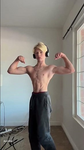 13 Year Old Bodybuilder Shows Off Physique 💪🏼
