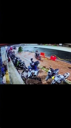 Source: A police officer foils a motorbike theft in Surabaya #shorts #dashcamindonesia #dashcam