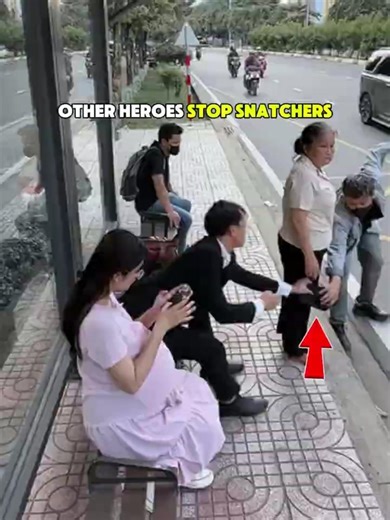People Help Strangers by Stopping Snatchers ❤️