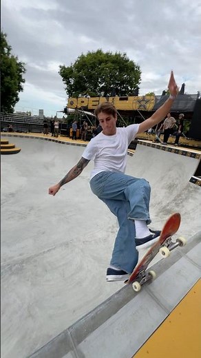 Tate Carew 🛹⭐️ FS bluntslide pop out in the bowl at the 2025 Rockstar Energy Open #skateboarding