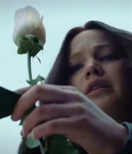 did someone say ROSES?! #cominguproses x #everlark Every hg edit to this song is so happy but those roses were NOT a good sign EVERRRRRR…maybe harry was being sarcastic #katnisseverdeen #peetamellark #harrystyles