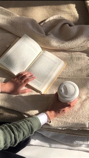 Layla Khamlichi on Instagram: "On me demande souvent : faut-il écrire elle s’est fait belle ou elle s’est faite belle ? Et comme souvent en français… ça dépend. Mais promis, on peut y voir clair 😉✨ Il faut dire : elle s’est faite belle car le pronom se est un complément d’objet direct (COD) qui renvoie au sujet. On peut poser la question : elle a fait belle qui ? elle-même. Ce COD étant placé avant le participe passé, on applique la règle classique : on accorde. Et belle, ici, n’est pas un adje