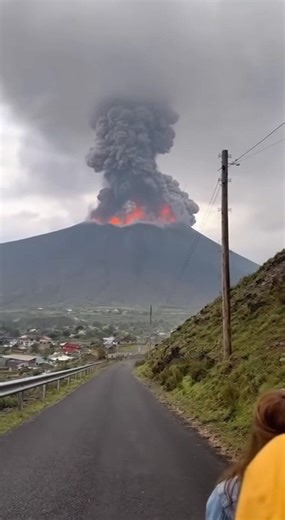🌋 Terrifying Volcano Eruption Caught on Camera! 🌋 This jaw-dropping footage shows a massive volcanic eruption — recorded live on a phone! The power of nature is truly unbelievable. Stay safe and informed, America. 🙏us #volcanoeruption #naturaldisaster #BreakingNews #usanews #VolcanoFootage #naturepower #Eruption2025 #disastervideo #viralvideo #americawatch #NatureInAction #LiveFootage #usa #usareels #america | Binary Brush