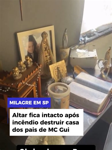 MILAGRE EM SP Um altar com imagens de Nossa Senhora Aparecida e uma Bíblia permaneceu intacto após um incêndio destruir uma casa na Vila Formosa, na Zona Leste de São Paulo, no domingo (12). O imóvel pertence ao empresário Rogério Alves, pai do cantor MC Gui. Segundo ele, todos os cômodos foram consumidos pelas chamas, exceto o espaço dedicado à fé. Rogério se emocionou ao mostrar o altar preservado em meio aos destroços. Ele afirmou que considera o fato um sinal de proteção divina. Saiba mais ▶