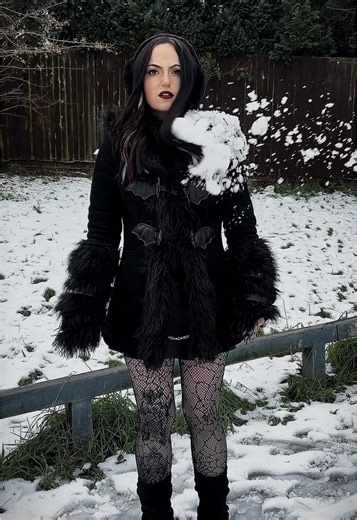 I can’t believe this happened 😔 #snowday #altaesthetic #snowdayfun #alternativefashion #alt #gothaesthetic #ootd #altgirls #gothgf #gothgirls #egirlaesthetic