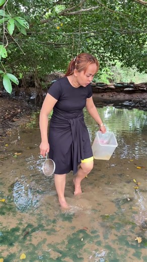 Survival skills:smart ideas and useful with single women in the forest #vairalvideo #fish #fpy #shorts #forest