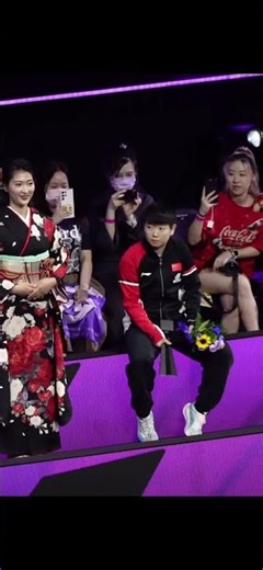 トロフィーを持つのが苦手な孫穎莎選手。どこにでも置くし、誰にでも渡します笑 #卓球 #国球乒乓 #tabletennis #sunyingsha #孫穎莎 #王楚欽