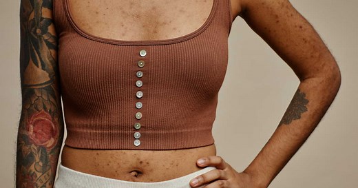 Poils sur le ventre chez la femme : quelles sont les causes et peut-on les retirer ? Une dermatologue répond