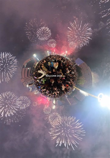 Caught the perfect fireworks moment at lusail boulevard with Insta360 🎆✨Say present if you are here👋 @insta360 official @Insta360 Philippines ENB #insta360x5 #fireworksdisplay #newyearseve #dohaqatar🇶🇦 #fireworks