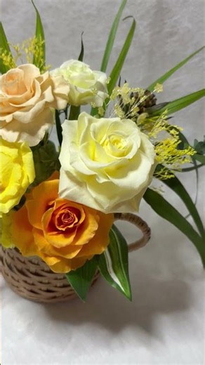 クインスハットさん作成の籠にビタミンカラープリザーブドフラワーローズでアレンジしました。