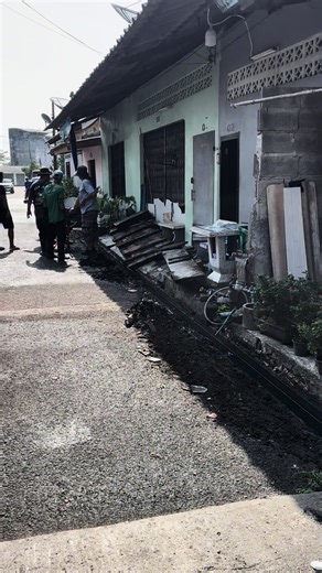 🔧 ขุดลอกคูระบายน้ำ ซอยในทอน รองแนนนำทีมลงพื้นที่ ดำเนินการแก้ไขปัญหาน้ำระบายไม่สะดวก เพื่อความเป็นระเบียบและป้องกันน้ำท่วมขัง 💧 #เทศบาลเมืองกันตัง #กลุ่มรักษ์กันตัง #นายกป้อ #สทพี่ทน