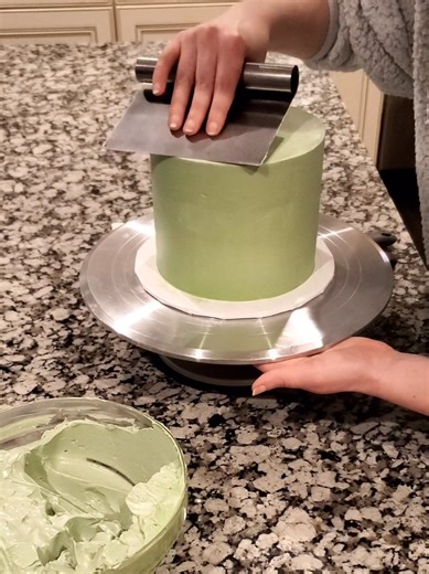 🎂✨ Putting the final coat of buttercream on this cake before it’s time to decorate. Almost at the fun part~ stay tuned to see how this design comes together! #cakedecorating #microbakery #pralinecake