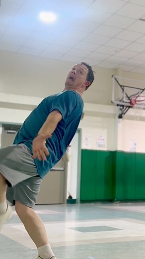 𝑩𝑬𝑯𝑰𝑵𝑫-𝑻𝑯𝑬-𝑺𝑪𝑬𝑵𝑬𝑺 𝑺𝑵𝑬𝑨𝑲 𝑷𝑬𝑬𝑲 — 𝑲𝒆𝒗𝒊𝒏 𝒌𝒆𝒆𝒑𝒔 𝒖𝒔 𝒍𝒂𝒖𝒈𝒉𝒊𝒏𝒈 🤭🤣 Some folks think practice is all counts and clean lines… but if they ever stepped into our practice room, they’d learn real quick it’s mostly laughter, chaos, and Kevin questioning every reality known to cloggers everywhere. Today’s highlight? 𝑲𝒆𝒗𝒊𝒏, 𝒘𝒊𝒕𝒉 𝒉𝒊𝒔 𝒊𝒄𝒐𝒏𝒊𝒄 𝒗𝒐𝒊𝒄𝒆, 𝒕𝒖𝒓𝒏𝒔 𝒂𝒓𝒐𝒖𝒏𝒅 𝒂𝒏𝒅 𝒈𝒐𝒆𝒔: “𝘿𝙤 𝙬𝙚 𝙙𝙖𝙣𝙘𝙚 𝙡𝙞𝙠𝙚 𝙩𝙝𝙖𝙩??” … 😆 Practice n