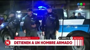 25K views · 330 reactions | URGENTE  Detuvieron a un hombre con un arma en la puerta de la casa de Cristina Kirchner El miércoles ya habían detenido a un delivery que insultó a los militantes y amenazó con un elemento contundente. | Telefe Salta | Facebook