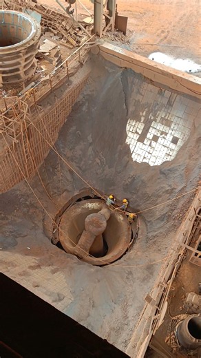 Too much difficult Hopper cleaning job by skilled worker in 2100 tph Kobelco gyratory cone crusher