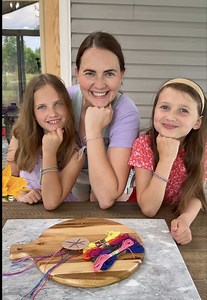 These friendship bracelets are such a fun summer craft idea! 💖✨ All you need is embroidery thread, cardboard, and a little patience! The kids loved picking out their colors and watching the bracelet form underneath the wheel. Friendship bracelets💕✨ 1)Cut 7 strands of embroidery thread about 24–30 inches long and tie a knot at the top. 2)Cut a cardboard circle and draw 4 lines across it to create 8 sections. Cut a small slit at the end of each line. 3)Place 7 strands into the slits, leaving 1 e