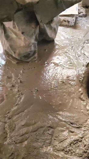 The process of leveling the base with a large amount of cement #shorts