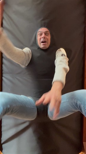 I test the worst phobias 😨 ✈️ Destination Fun: I try the most fun experiences around the world 🌍 What if a museum was designed to make you uncomfortable? 😨 At the Design Museum in London, every installation represents one or more phobias… and forces you to confront them physically 👀 An upside-down hammock for fear of heights, awkward structures, impossible positions… Here, furniture is meant to disturb you 🤯 I’m not sure I conquered my fears… but my body definitely suffered 😅 Would you dar