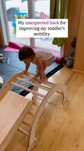 Andrea Olson | Elimination Communication Expert on Instagram: "No diapers🤗 Some scientists actually did a study on baby mobility that showed: the moment you remove diapers, baby’s gait improved tremendously. 👎The worst score was cloth diapers. 👎Second worst was disposables. 👍And the best, healthiest, most PERFECT walking gait was found with NO diaper at all! Comment “WALKING STUDY” below and I’ll send you the link to read the study yourself!👇 “As soon as infants were naked, they walked bett