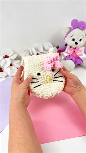 A super-cute yarn Hello Kitty pouch that everyone can create with ease. #craft #hellokitty #diy