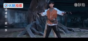 瘦小男子，见到“美女大胸部走光”直喷鼻血！倒在地下起不来！