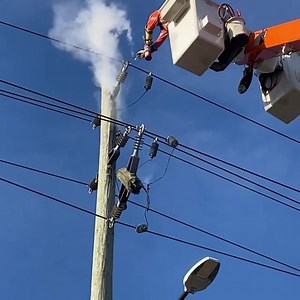 Putting out a pole fire 🔥 #hydro #hydrowork #lineman #polefire Repost from @lineworkpics | High Voltage Industries