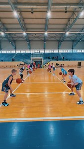 🏀 Partner Passing Drill – U10 Development 🏀 Why is passing so important at this age? At the U10 level, mastering fundamentals is crucial. Passing is the backbone of basketball – it teaches young players teamwork, timing, coordination, and court vision. Players at this age are developing their motor skills, and drills like Partner Passing help build solid foundations while making training fun and engaging. 🏀 Partner Passing Drill – U10 Development 🏀 1. Pound Dribble & Pass 2. Pound / Cross & 