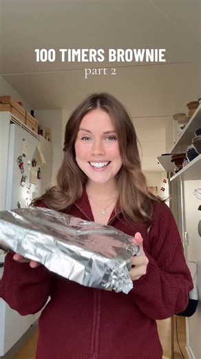 Nicoline Lykke on Instagram: "✨100 timers brownie - part 2✨ Nu er der gået 72 timer, hvilket betyder at det er tid til at bage vores brownie yayyy! Det her er både det bedste og værste step i processen. Det bedste fordi det kommer til at dufte så dejligt herhjemme og det dårligste fordi der stadig er 24 timer tilbage før den er færdig 🥲🥲 ….meeeen man kan jo godt lige tage en lille smagsprøve, man må jo godt når man har fødselsdag🤫 Hvis du ikke har set den anden video hvor