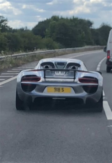 Incredible Porsche 918 Spyder Spotting on the Motorway