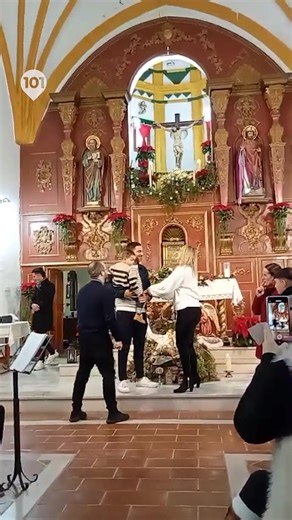 💍La emotiva pedida de matrimonio en el altar de la iglesia de Almáchar. Beatriz Marcos sorprendió a Ricardo con una declaración de amor tras la misa de la Sagrada Familia, en un acto preparado en secreto con el coro parroquial y el párroco. 📱Más en 101tv.es #Almáchar #Axarquía #Málaga #Iglesia | 101TV Málaga