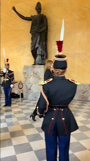 L’arrivée de la présidente de l’Assemblée Nationale, Yaël Braun-Pivet.