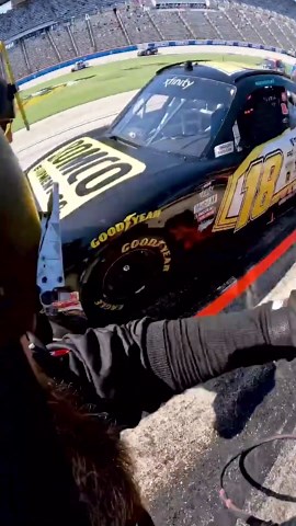 How NASCAR pit crews perform quick tire changes in Daytona