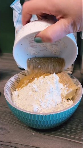 Rhubarb crumble with rolled oats – enjoy a sweet vegan dessert 😍 | REWE Your Kitchen #rhubarb